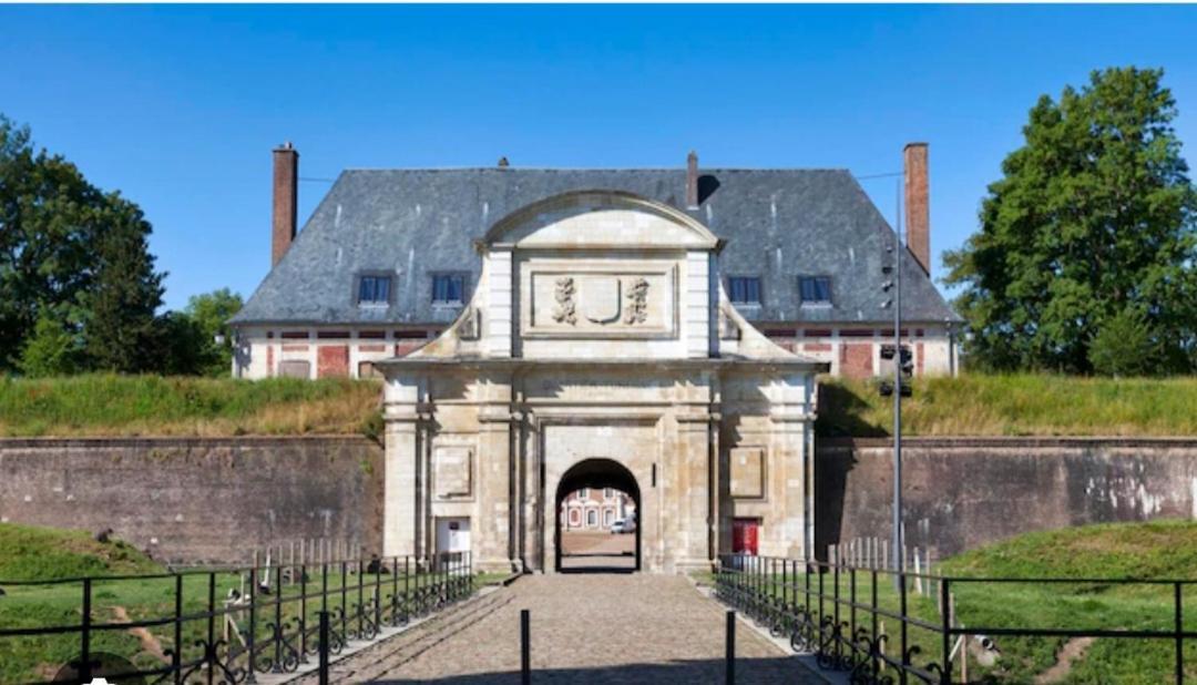 Entre Les Places, Spacieux Avec Parking Gratuit Arras Exterior foto